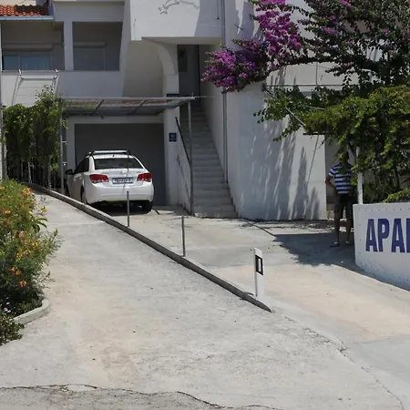 With A Parking Space - 6696 Makarska